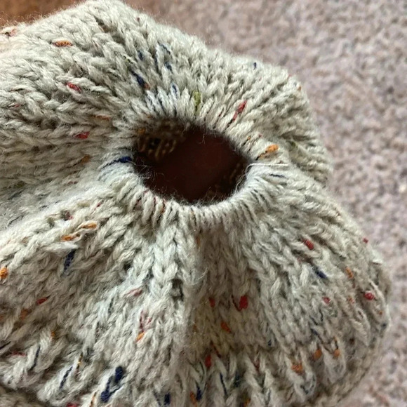 CC chunky sweater beanie with ponytail opening - Picture 4 of 4